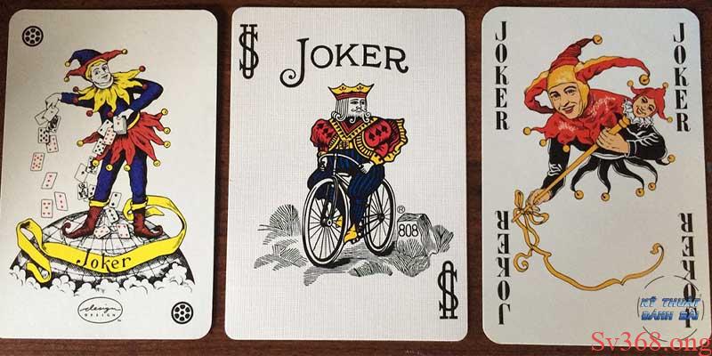 Sv368 - Ý Nghĩa Thật Sự Quân Bài Joker Trong Bộ Bài Ba Tây 1 Lá bài joker được thiết kế đặc biệt, khác biệt so với những lá khác